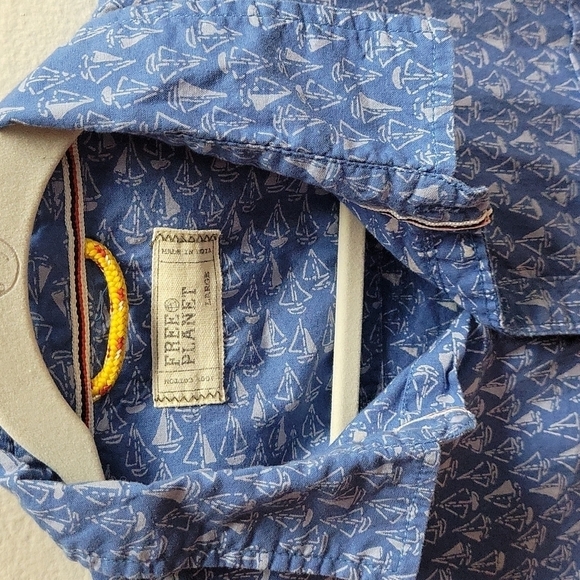 Free Planet Mens large Short Sleeve Button Up Shirt Blue Sailboats - Picture 2 of 9